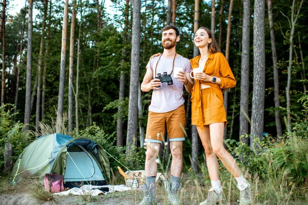 Casal jovem ter um acampamento na floresta — Fotografia de Stock