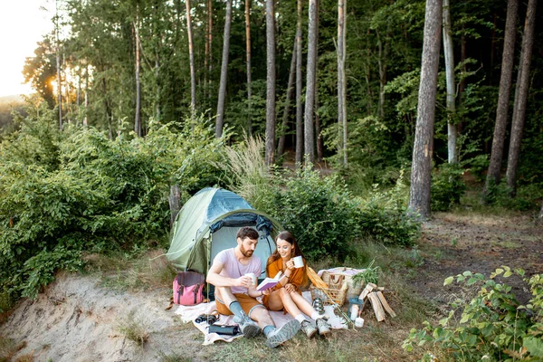 Young couple having a camping in the forest — Stock Photo, Image