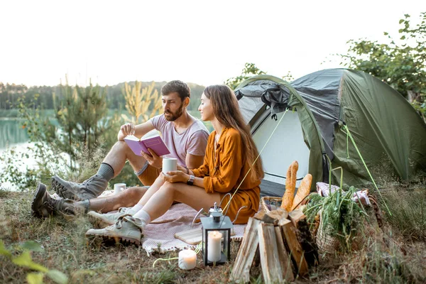 Jeune couple ayant un camping dans la forêt — Photo