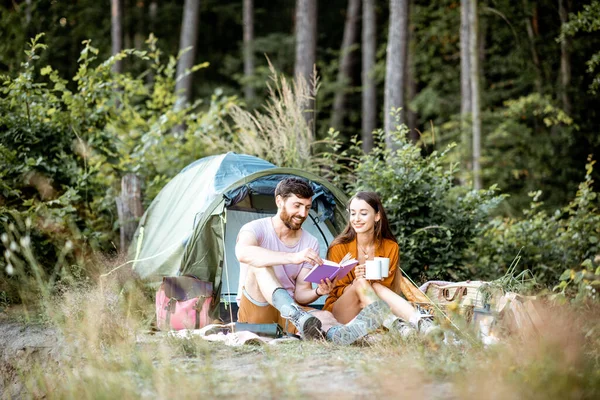 Mladý pár má kempování v lese — Stock fotografie