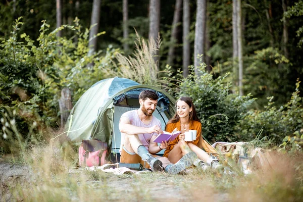 Giovane coppia che ha un campeggio nella foresta — Foto Stock