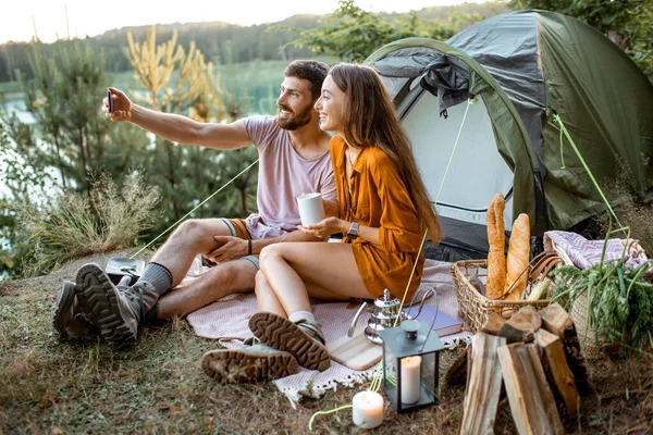 在森林里露营的年轻夫妇 — 图库照片