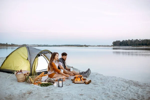 Couple at the campsite on the beach — Stock Photo, Image