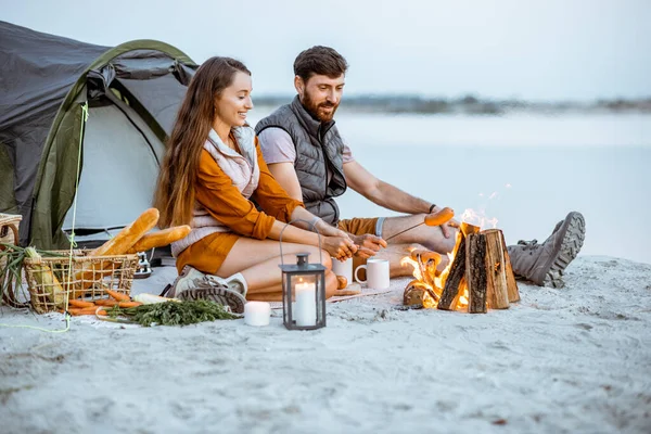 Couple au camping sur la plage — Photo