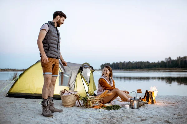 Couple au camping sur la plage — Photo