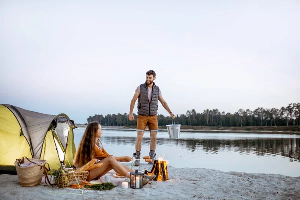 Pareja en el camping en la playa —  Fotos de Stock