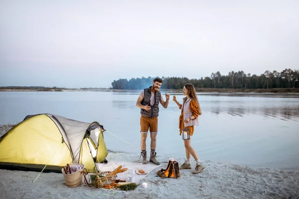 Casal no acampamento na praia — Fotografia de Stock