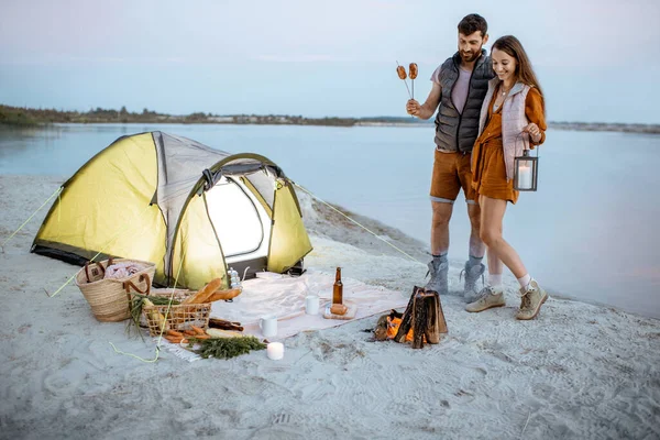 Couple au camping sur la plage — Photo