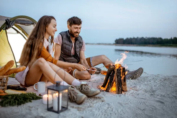 Couple at the campsite on the beach — Stock Photo, Image