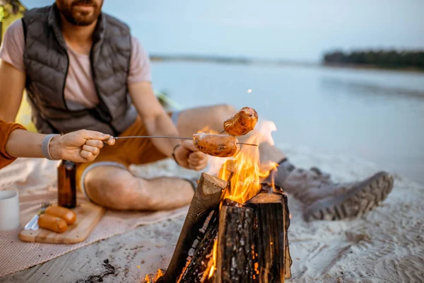 Cuisson des saucisses sur le feu à l'extérieur — Photo