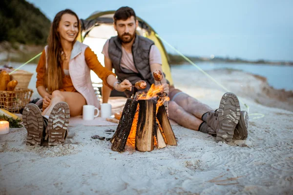 Couple au camping sur la plage — Photo