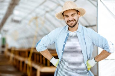 Çiftlikte salyangozlu bir çiftçi