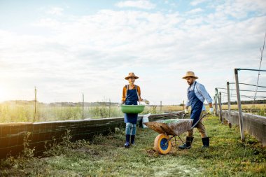 Açık arazide iki işçi.
