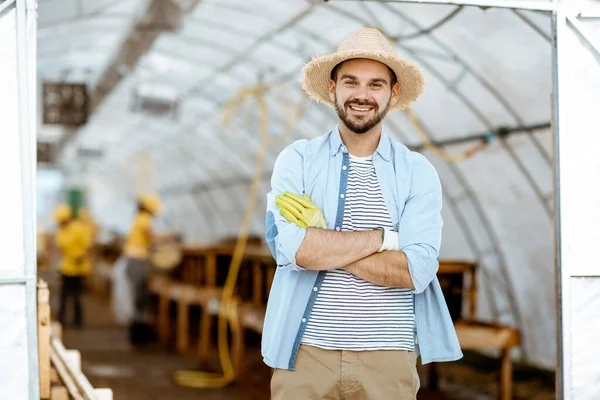 Bauer auf dem Bauernhof mit Schnecken — Stockfoto