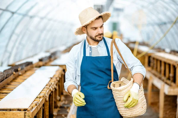Man werkzaam op een boerderij voor de slakhouderij — Stockfoto