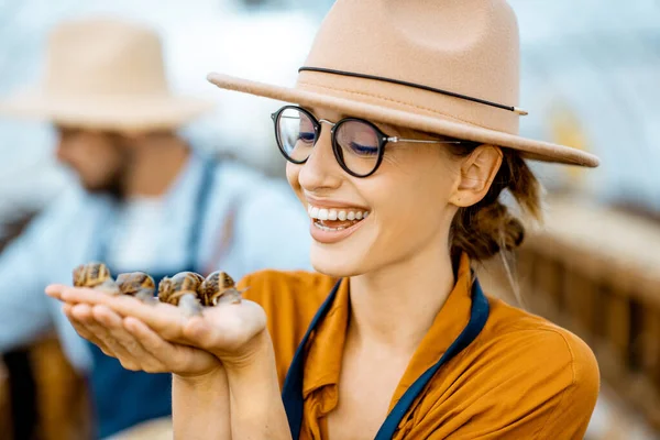 Portret van een vrouw met slakken — Stockfoto