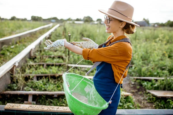 Mujer agricultora con caracol en las tierras de cultivo — Foto de Stock