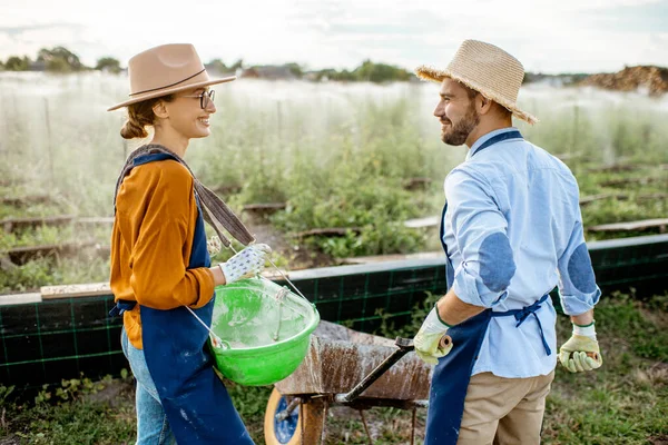 Werknemers op de landbouwgrond voor het kweken van slakken — Stockfoto