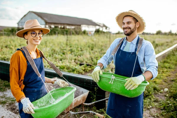 Werknemers op de landbouwgrond voor het kweken van slakken — Stockfoto