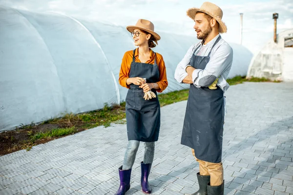 Två bönder på en gård med krogar outdooors — Stockfoto