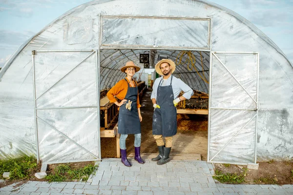 Dois agricultores em uma fazenda para o cultivo de caracóis — Fotografia de Stock