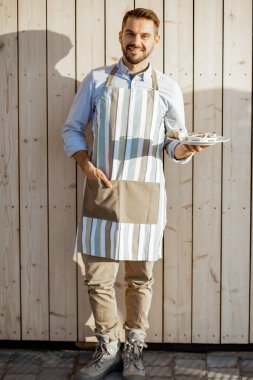 Doldurulmuş salyangozlu garson.