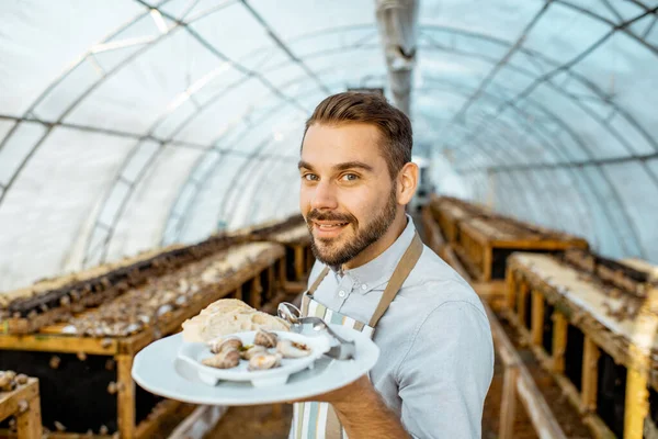 Cocinero con caracoles cocidos en una granja — Foto de Stock