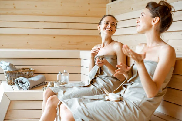 Two girlfriends relaxing in the sauna — Stock Photo, Image