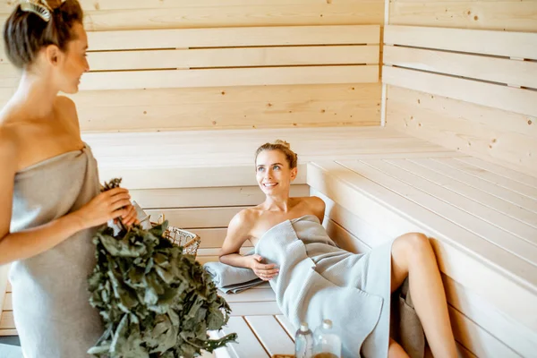Mujeres relajándose en la sauna — Foto de Stock