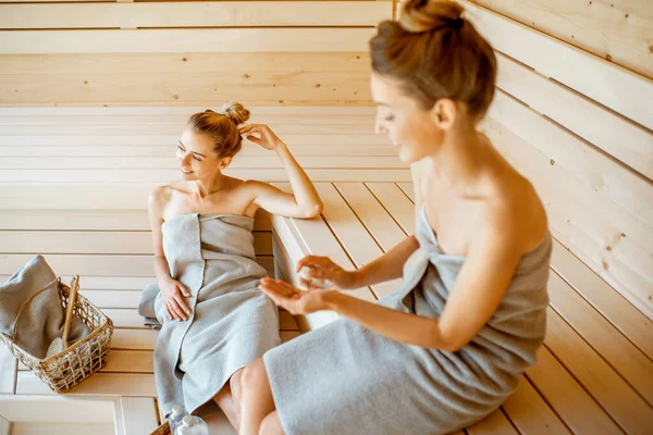 Mulheres relaxando na sauna — Fotografia de Stock