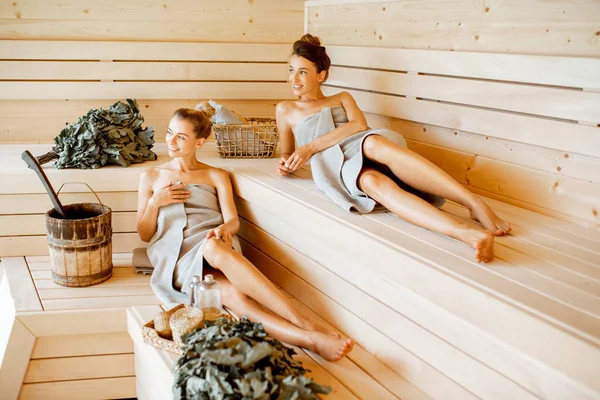 Freundinnen entspannen in der Sauna — Stockfoto