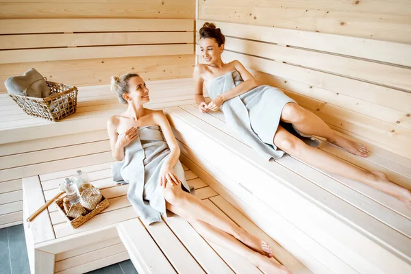 Barátnők pihennek a szaunában — Stock Fotó
