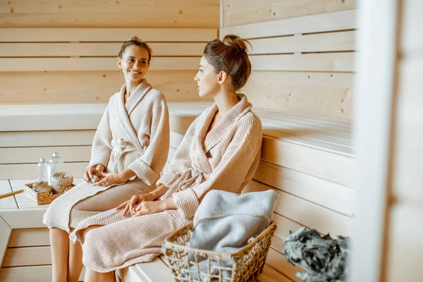 Women relaxing in the sauna — Stock Photo, Image
