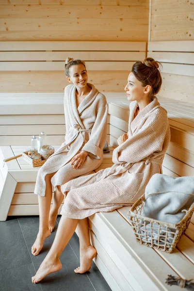 Women relaxing in the sauna — Stock Photo, Image