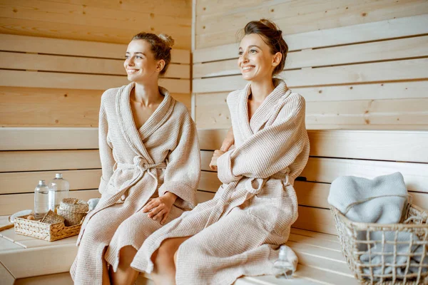 Mujeres relajándose en la sauna — Foto de Stock