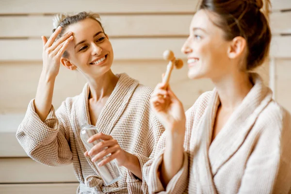 Frauen machen Gesichtsmassage im Spa — Stockfoto