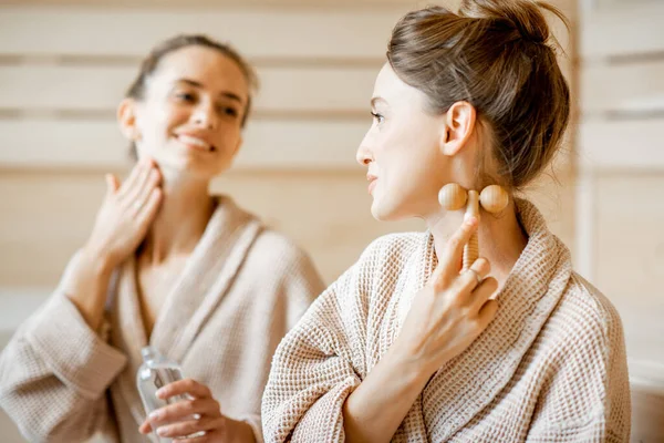 Mujeres haciendo masaje facial en el SPA — Foto de Stock