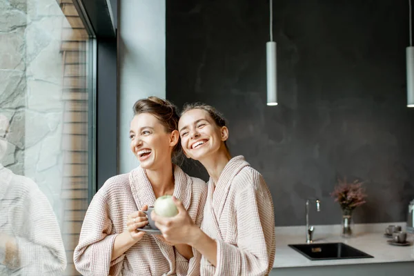 Mujeres en batas de baño en interiores — Foto de Stock