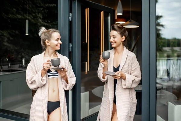 Frauen in Bademänteln entspannen im Spa — Stockfoto