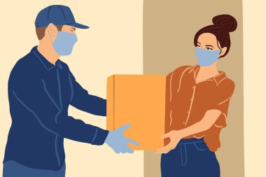 Tıbbi maskeli ve eldivenli teslimatçı genç bir kadına paket teslim ediyor.