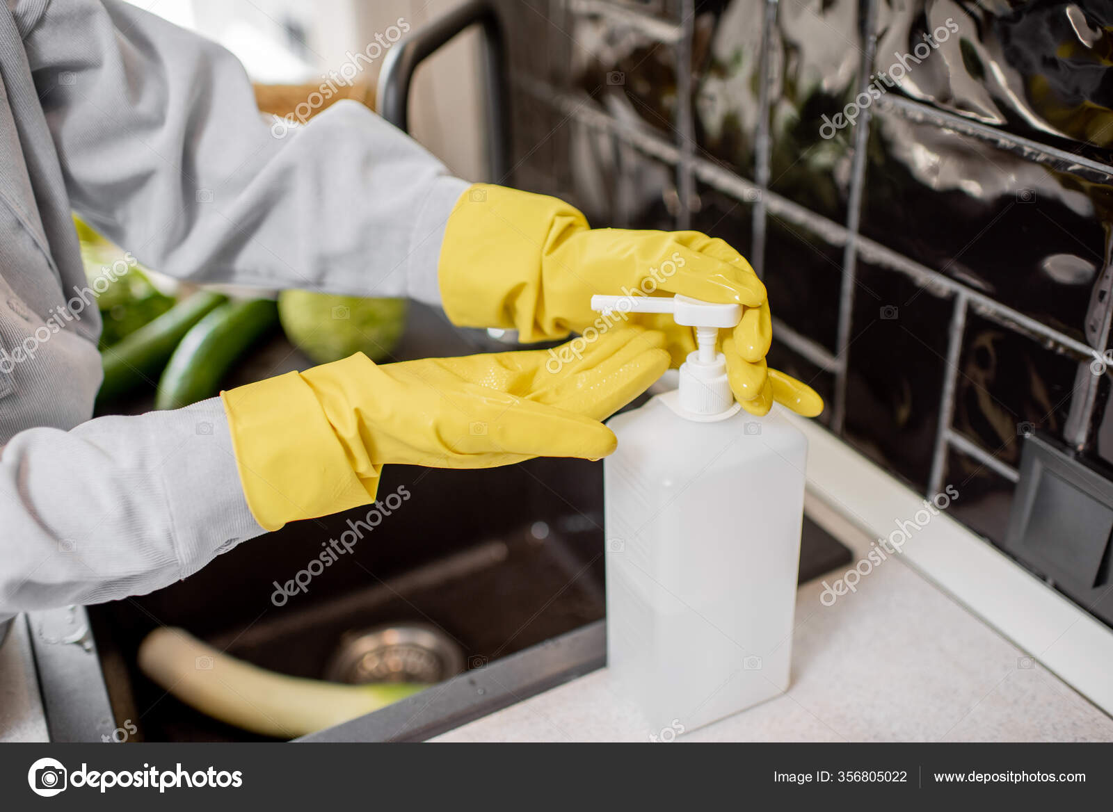 Mujer que aplica detergente en las manos — Foto de stock © rossandhelen