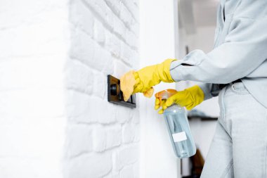 Evdeki merdivenleri temizleyen kadın.