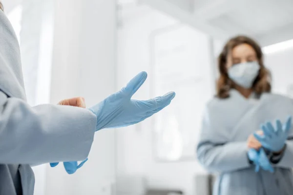 Frau mit medizinischer Maske trägt Handschuhe beim Gang nach draußen — Stockfoto