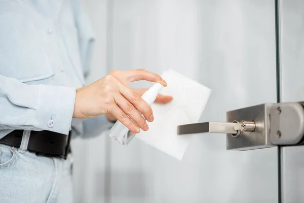 Donna pulizia maniglia della porta a casa — Foto Stock