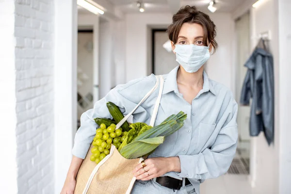 Mulher em máscara médica comida de compras — Fotografia de Stock