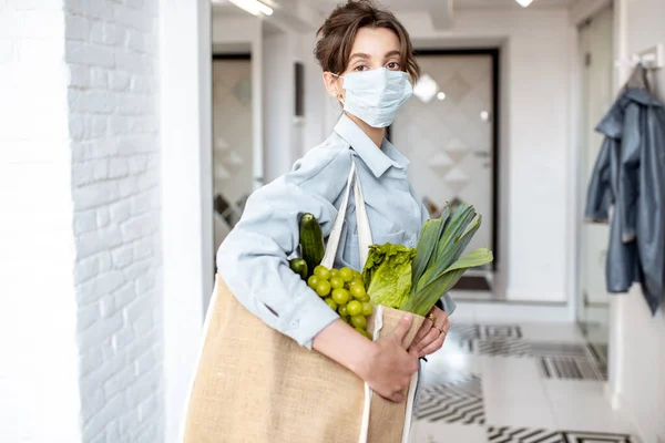 Mulher em máscara médica comida de compras — Fotografia de Stock