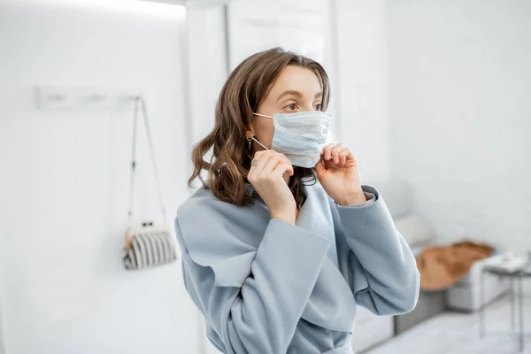 Mulher usando máscara médica em casa — Fotografia de Stock