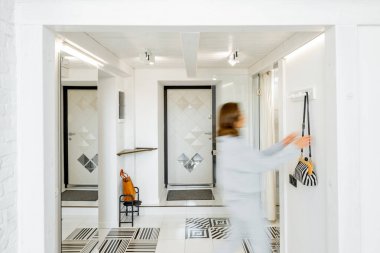 Bulanık insan figürlü apartman koridoru.