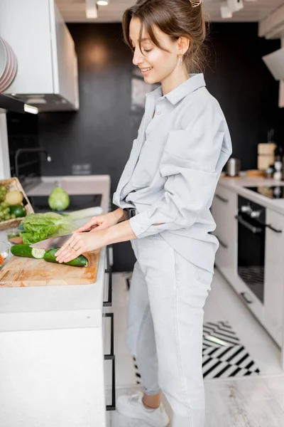 Mulher cozinhar comida saudável em casa — Fotografia de Stock