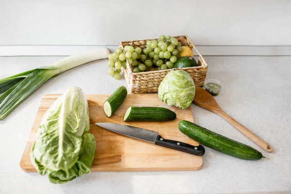 Ingredientes alimentares verdes na mesa da cozinha — Fotografia de Stock